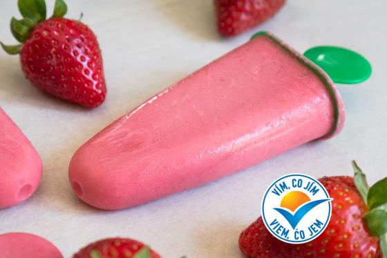 Oslavte den dětí domácí jahodovo - tvarohovou zmrzlinou!